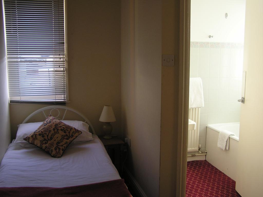 Cadogan Hotel Newmarket  Buitenkant foto